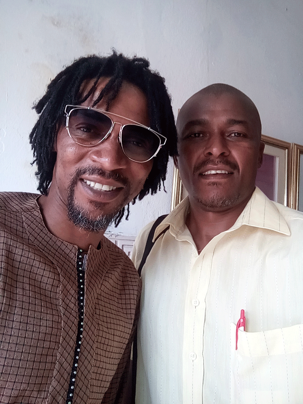 De gauche à droite : Rigobert Song Bahanag (nouveau sélectionneur des Lions indomptables) & Guy Bertrand Wonkam (DP et REC, Centrifuge). Photo d’archive, 1er avril 2019 au siège de la FECAFOOT à Tsinga, Yaoundé./©GBW