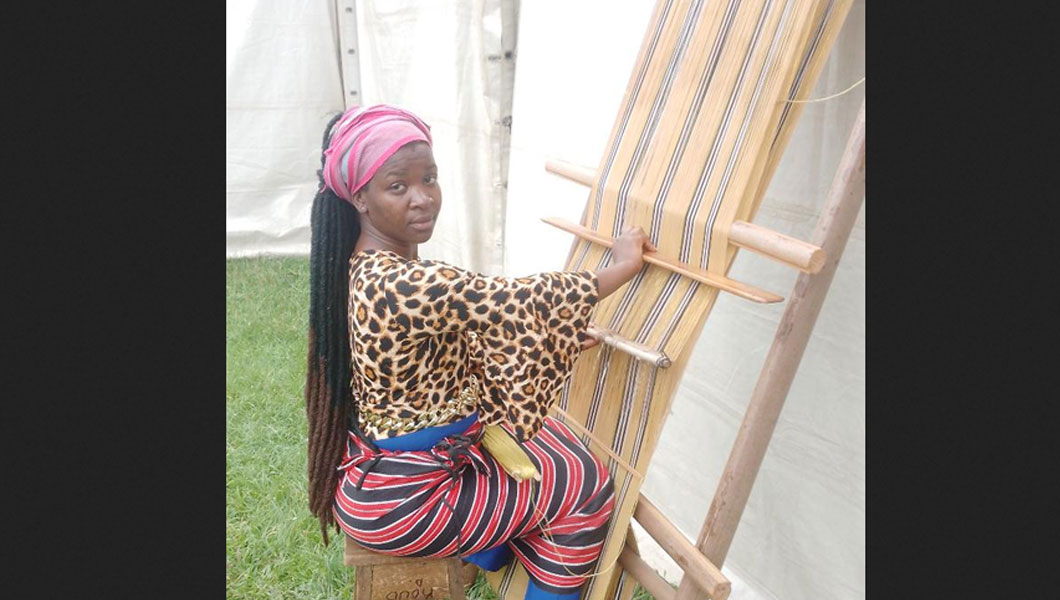 Diane Geneviève Kouo Ghapinzie : les dix doigts qui tissent sur un instrument en bambou au SIARC 2026 | Crédit photo : CN