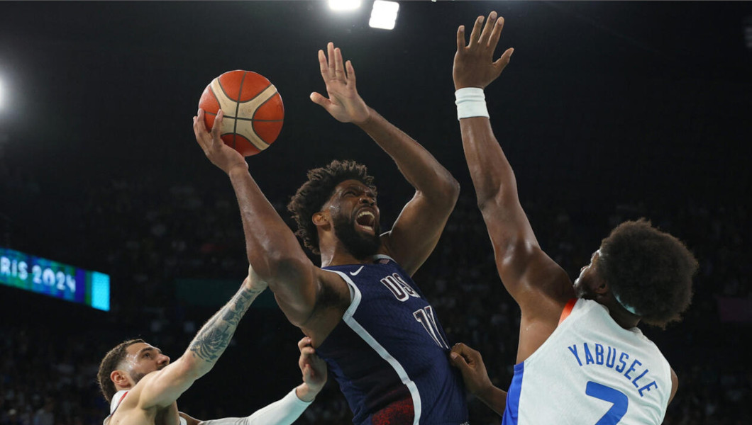 Les joueurs français Guerschon Yabusele et Isaia Cordinier tentent de stopper l'Américain Joel Embiid lors de la finale des JO gagné par les États-Unis. REUTERS - Brian Snyder