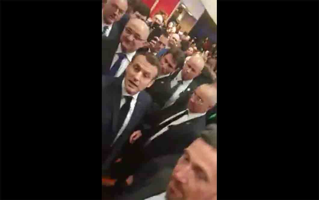 Capture d'écran de la vidéo de l'entretien improvisé entre Macron et le commandant en chef de la Brigade anti-sardinard / ©CH