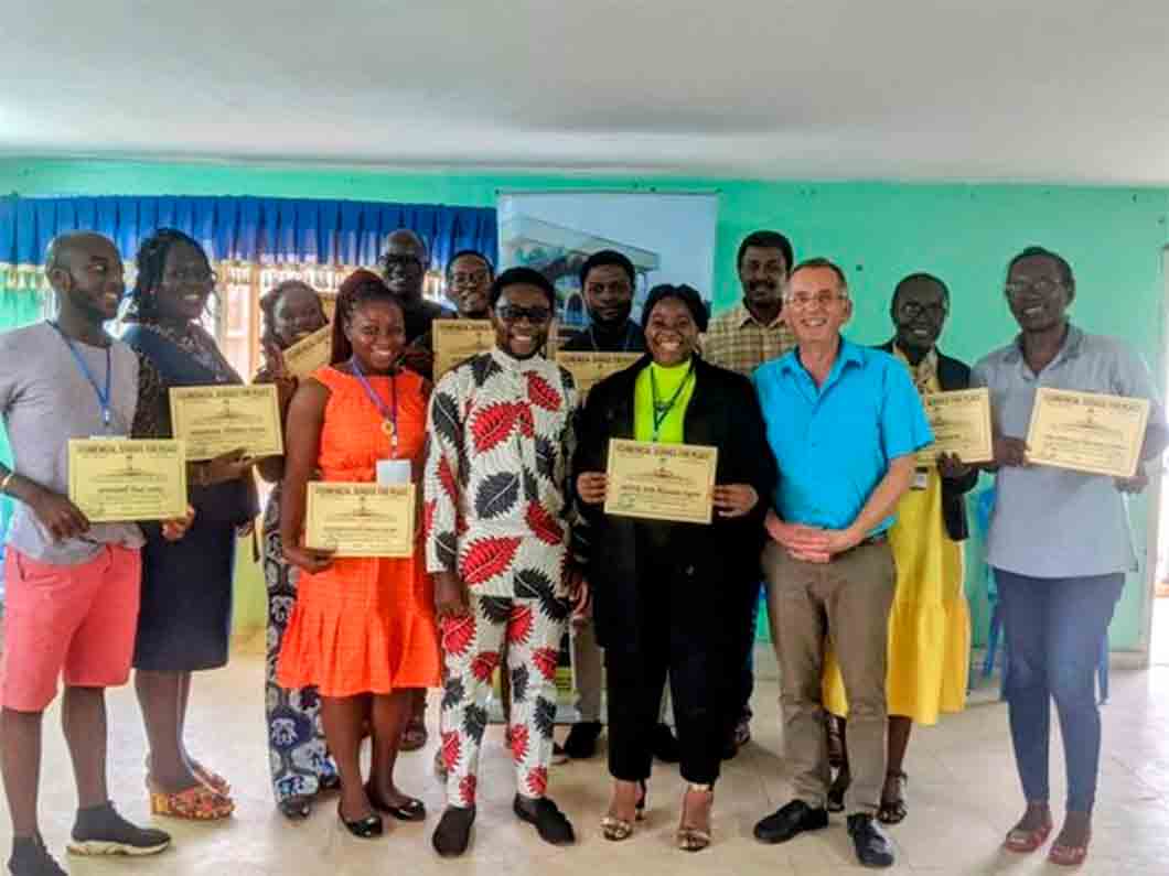 François Lhopiteau (3e à partir de la droite). Remise des attestions aux participants au terme de la formation sur la communication non violente (CNV), siège du Service oecuménique pour la paix (SeP), Yaoundé, mars 2022 /©SeP